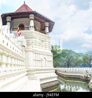 La bianca torre di avvistamento del Tempio del Sacro Dente complesso, circondato dal fossato riempito con acqua, Kandy, Sri Lanka. Foto Stock