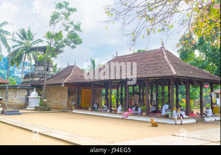 KANDY, SRI LANKA - NOVEWMBER 28, 2016: i parrocchiani il resto nel padiglione in legno, che adiacente a Natha Devale, il 28 novembre a Kandy. Foto Stock