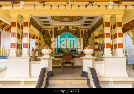 KANDY, SRI LANKA - NOVEWMBER 28, 2016: l'interno di piccolo tempio adiacente alla Vel Bodhiya sul territorio di Natha Devale, il 28 novembre a Kandy. Foto Stock