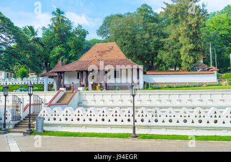 KANDY, SRI LANKA - NOVEWMBER 28, 2016: Il Tempio del signore Vishnu, protettore dello Sri Lanka, che simboleggiano il collegamento tra l'induismo e il buddismo in coun Foto Stock