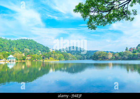 Lago Kandy situato nel centro della città ed è stato creato nel XIX secolo, Sri Lanka Foto Stock