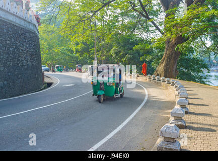 KANDY, SRI LANKA - Novembre 28, 2016: la maggior parte di tuk tuk in Sri Lanka sono opera come taxi, il 28 novembre a Kandy. Foto Stock