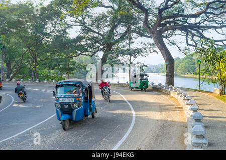 KANDY, SRI LANKA - Novembre 28, 2016: il tuk tuk è il principale dei trasporti della città di Kandy, il 28 novembre a Kandy. Foto Stock