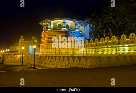 Vista sul Tempio della Reliquia sacra Dente a Kandy in illuminazione notturna, Sri Lanka Foto Stock