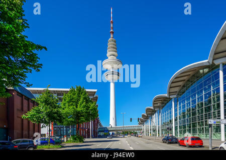 Saloni fieristici e la torre della televisione di Amburgo, Germania Foto Stock