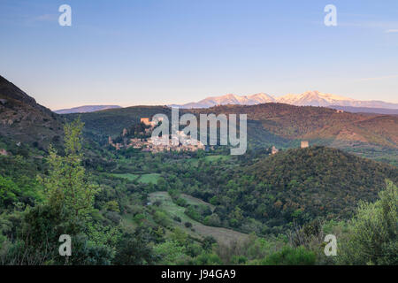 Francia, Pyrénées-Orientales (66), Castelnou, labellisé Les Plus Beaux Villages de France et le Pic du Canigou enneigé le matin // Francia, Pirenei o Foto Stock