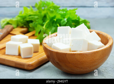 Formaggio di tofu in una terrina e su un tavolo Foto Stock