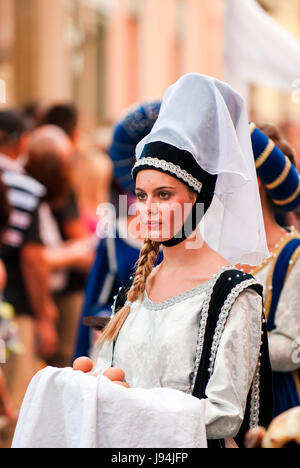 Giovani damadel Medioevo al Palio Foto Stock