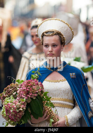 Giovani damadel Medioevo al Palio con i fiori Foto Stock