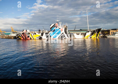 Dazzle nave ormeggiata in Leith Harbour, Edimburgo Foto Stock