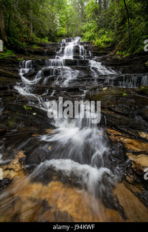 Cascate minnehaha sono sul ramo cade tra le sue sorgenti su terreni sassosi e di montagna dove si svuota nel lago rabun. Essi sono circa 100 m. alto, e probabilmente la più bella cascata in North Georgia. Essa è facilmente accessibile off bear gap road vicino al lago rabun nella città di lakemont. Una delle caratteristiche più interessanti di minnehaha è il letto di quarzo ai piedi delle cascate. Foto Stock