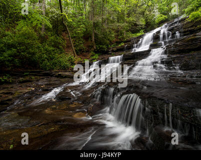 Cascate minnehaha sono sul ramo cade tra le sue sorgenti su terreni sassosi e di montagna dove si svuota nel lago rabun. Essi sono circa 100 m. alto, e probabilmente la più bella cascata in North Georgia. Essa è facilmente accessibile off bear gap road vicino al lago rabun nella città di lakemont. Una delle caratteristiche più interessanti di minnehaha è il letto di quarzo ai piedi delle cascate. Foto Stock