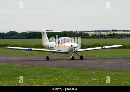 Piper PA38-112 Tomahawk a Wellesbourne Airfield, Warwickshire, Regno Unito (G-BGGE) Foto Stock