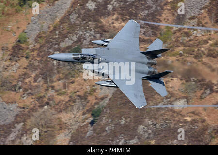 McDonnell Douglas e Boeing F-15E Strike Eagle dalla United States Air Force Base USAF a RAF Lakenheath nel Suffolk a basso livello in Galles Foto Stock