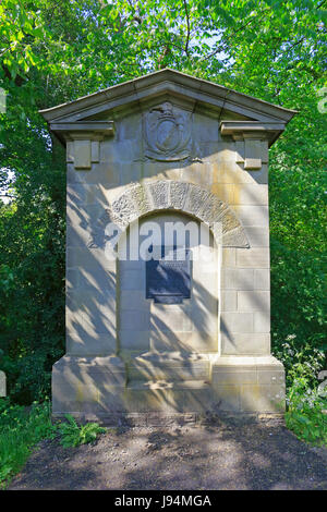 Memoriale di Thomas Boulsover inventore della piastra di Sheffield, Whiteley Woods, Sheffield South Yorkshire, Inghilterra, Regno Unito. Foto Stock