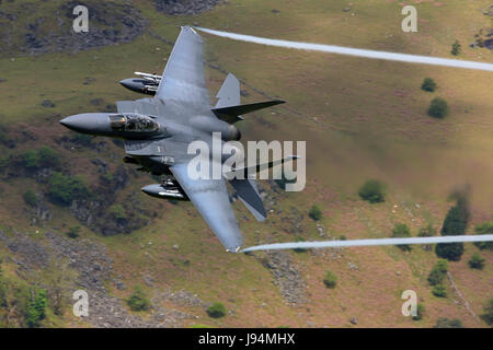 McDonnell Douglas e Boeing F-15E Strike Eagle dalla United States Air Force Base USAF a RAF Lakenheath nel Suffolk a basso livello in Galles Foto Stock