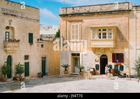 Mdina, Malta - 10 Marzo 2017: bella piazza con tradizionali case di maltese nella storica città vecchia. Città silenziosa, Mdina Foto Stock