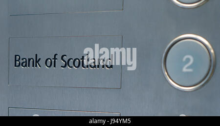 Immagine di una placca della filiale di Berlino della Bank of Scotland in CityQuartier DomAquarée complesso. Prese su 04.03.2017. La filiale di Berlino della Banca di Scozia è stato aperto nel Luglio 2008 situato in un edificio moderno nel quartiere degli affari della città. La Bank of Scotland è una delle più storiche banche in Europa e una banca corporate attivo in tutto il mondo con il suo quartier generale a Edimburgo (Scozia). Si tratta di un Lloyds Banking Group Company. - Nessun filo SERVICE - foto: Sascha Steinach/dpa-Zentralbild/dpa | Utilizzo di tutto il mondo Foto Stock