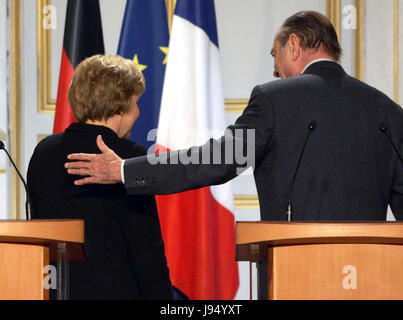 (Dpa) - Il cancelliere tedesco Angela Merkel (L) del cristiano Unione Democratica (CDU) e il presidente francese Jacques Chirac prendono parte a una conferenza stampa dopo la loro riunione a Parigi, Francia, Mercoledì, 23 novembre 2005. Merkel è sul suo primo ufficiale visita inaugurale in Francia come neo eletto Cancelliere tedesco. Foto: Peer grimm | Utilizzo di tutto il mondo Foto Stock