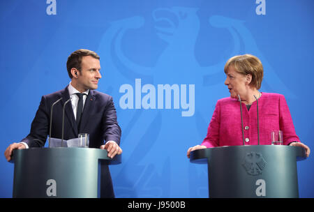 Il cancelliere tedesco Angela Merkel (R) fornisce il commento durante una conferenza stampa congiunta con il presidente francese Emmanuel Macron (L) a seguito dei colloqui a Berlino, Germania, 15 maggio 2017. Foto: Michael Kappeler/dpa | Utilizzo di tutto il mondo Foto Stock