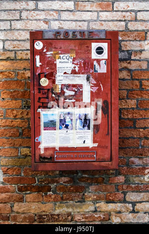 Rosso Veneziano casella di posta coperta in adesivi,casella di posta elettronica,Servizio postale - Castello,Venezia,Italia Foto Stock