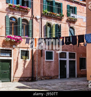 Venezia, Castello,paesaggio urbano,casa veneziana dettaglio,finestre con persiane verdi,vasi da fiori,FERRO BATTUTO scassinatore bar,parete spiovente, LINEE DI LAVAGGIO Foto Stock