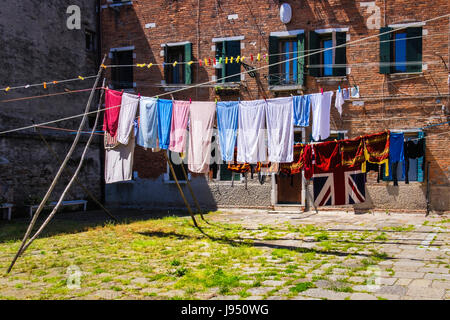 L'Italia, Venezia,Giudecca,edificio residenziale di appartamenti,abitazioni urbane nel vecchio edificio in mattoni. back yard con linee di lavaggio,giorno di lavaggio Foto Stock