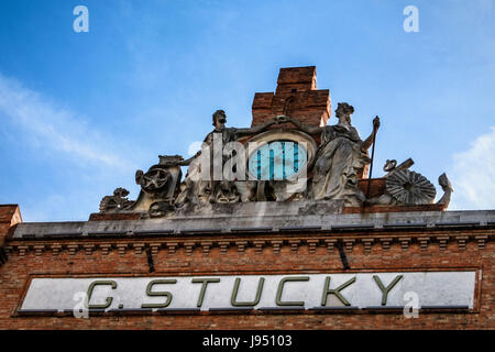 Venezia Giudecca. Luxury Hotel Hilton di vecchio e restaurato Molino Stucky building, facciata,orologio e gable dettaglio.Nuovo impiego per il vecchio mulino di farina, Foto Stock