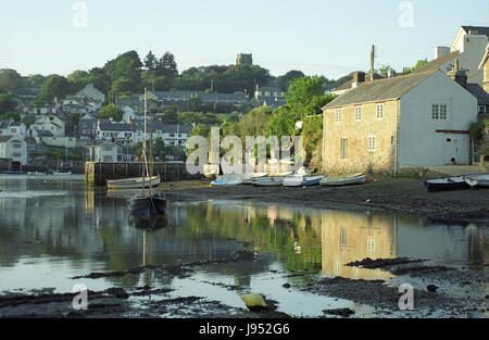 Noss Mayo con estuario con la bassa marea, illuminato dal tramonto di sera, Devon, Inghilterra, Regno Unito Foto Stock