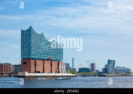 Amburgo, Germania - 17 Maggio 2017: l'Elbe Philharmonic Hall o Elbphilharmonie, la sala da concerto nel quartiere HafenCity di Amburgo Foto Stock