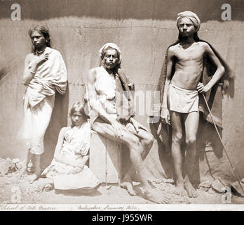 La fotografia cattura due uomini e due donne della tribù Malaiyali nelle Shevaroy Hills, Tamil Nadu, scattata nel 1860. Offre uno sguardo sullo stile di vita e sul patrimonio culturale di questa comunità dell'India meridionale. Foto Stock