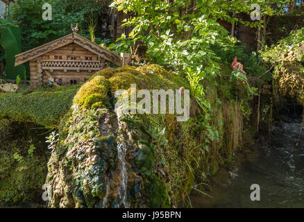 Giardino con piccola casetta e cascata in Diessen sul Lago Ammersee, Baviera, Germania, Europa Foto Stock