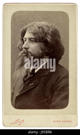 La fotografia di Alphonse Daudet, scattata dal famoso fotografo francese Nadar, cattura il famoso scrittore francese. Daudet è noto per le sue opere letterarie, e la fotografia riflette il significato storico della cultura francese del XIX secolo. Foto Stock