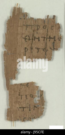 P109 Joh 21:23-25 è un frammento manoscritto del Vangelo di Giovanni, parte della collezione Oxyrhynchus Papyri. Il testo si concentra sui versetti conclusivi del Vangelo di Giovanni, dove lo scrittore discute il destino dell'amato discepolo. Il manoscritto è una fonte importante per comprendere i primi testi cristiani e la papirologia. Foto Stock