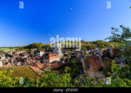 Francia, Yonne, Tonnerre, vista dalla spianata del Saint Pierre Chiesa sui tetti della città e la torre della chiesa di Nostra Signora Foto Stock