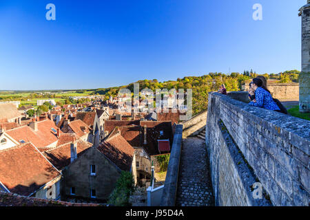 Francia, Yonne, Tonnerre, vista dalla spianata del Saint Pierre Chiesa sui tetti della città Foto Stock