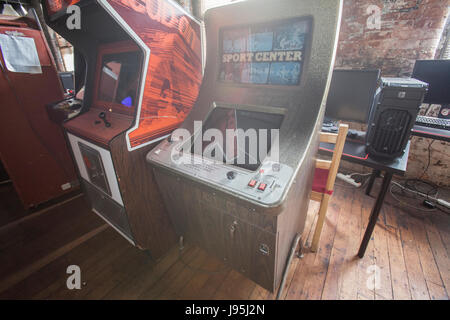 Varie raccolta di portici. Giochi in fase di ristrutturazione e fissato, retro console, giochi moderni, Pinball. Che cosa è stato obsoleto, è ora considerato classica Foto Stock