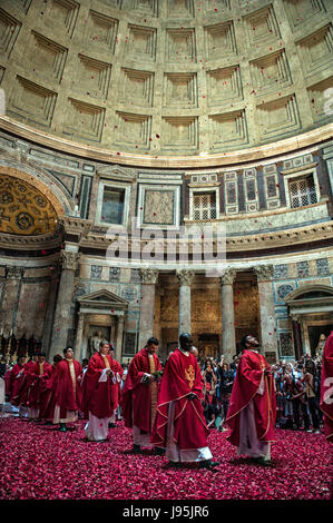 Roma, Italia. 04 Giugno, 2017. I sacerdoti di andare fuori dal Pantheon di Roma, Italia, dopo la Pentecoste missa, durante il lancio delle rose dal foro della cupola Credito: Davvero Facile Star/Alamy Live News Foto Stock