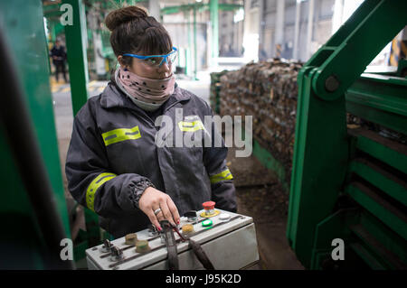 (170605) -- CAMPO DE MAYO (Argentina), 5 giugno 2017 (Xinhua) -- Immagine presa il 1 giugno 2017 mostra un dipendente che lavora vicino alla macchina di compattatore nel complesso ambientale "Norte III' del coordinamento ecologico della società di Stato Area Metropolitana (CEAMSE), nel Campo de Mayo, vicino a Buenos Aires, Argentina. In Argentina, la società statale CEAMSE si prende cura della gestione integrata dei rifiuti solidi urbani della zona metropolitana di Buenos Aires, con il processo e di norme che mirano a ridurre l'impatto ambientale di discariche sanitarie. (Xinhua/Martin Zabala) (zjy) Foto Stock