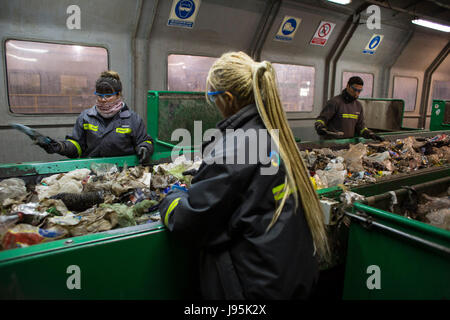 (170605) -- CAMPO DE MAYO (Argentina), 5 giugno 2017 (Xinhua) -- Immagine presa il 1 giugno 2017 mostra i dipendenti facendo la separazione manuale di materiale riciclabile nel complesso ambientale "Norte III' del coordinamento ecologico della società di Stato Area Metropolitana (CEAMSE), nel Campo de Mayo, vicino a Buenos Aires, Argentina. In Argentina, la società statale CEAMSE si prende cura della gestione integrata dei rifiuti solidi urbani della zona metropolitana di Buenos Aires, con il processo e di norme che mirano a ridurre l'impatto ambientale di discariche sanitarie. (Xinhua/Martin Zabala) (zjy) Foto Stock