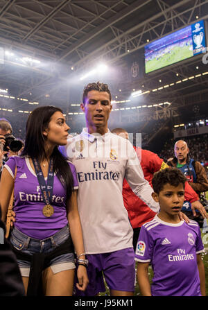 Cardiff, Galles. Il 3 giugno, 2017. Cristiano Ronaldo (reale) Calcio/Calcetto : Cristiano Ronaldo del Real Madrid celebra con la sua fidanzata Georgina Rodriguez e suo figlio Cristiano Ronaldo Jr. dopo aver vinto la finale di UEFA Champions League match tra Juventus 1-4 Real Madrid al Millennium Stadium di Cardiff, Galles . Credito: Maurizio Borsari/AFLO/Alamy Live News Foto Stock