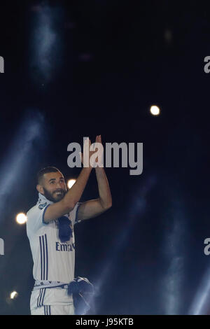 Madrid, Spagna. 04 Giugno, 2017. Karim Benzema (9) del Real Madrid in player celebrazione della XII Champions con 80K appassionati al Bernabeu Stadium. UCL Champions League tra il Real Madrid vs Juventus al Santiago Bernabeu di Madrid in Spagna, Giugno 4, 2017 . Credito: Gtres Información más Comuniación on line,S.L./Alamy Live News Foto Stock