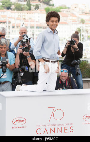 CANNES, Francia - 18 Maggio: (L-R) Attrice Michelle William, Direttore Todd Haynes, attrice Julianne Moore, attore Jaden Michael e attrice Millicent Simmonds frequentare Wonderstruck' Photocall durante il settantesimo annuale di Cannes Film Festival presso il Palais des Festivals il 18 maggio 2017 a Cannes, Francia. (Foto di Laurent Koffel/ImageCollect.com) Foto Stock