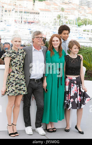 CANNES, Francia - 18 Maggio: (L-R) Attrice Michelle William, Direttore Todd Haynes, attrice Julianne Moore, attore Jaden Michael e attrice Millicent Simmonds frequentare Wonderstruck' Photocall durante il settantesimo annuale di Cannes Film Festival presso il Palais des Festivals il 18 maggio 2017 a Cannes, Francia. Laurent Koffel/Alamy Live News Foto Stock