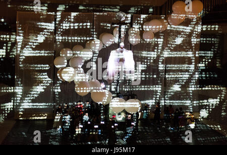 Amburgo, Germania. Il 4 giugno, 2017. Gli artisti interpreti o esecutori sul palco durante una prova di Joseph Haydn di 'Creazione' nella Elbphilharmonie di Amburgo, Germania, il 4 giugno 2017. Il gruppo catalano La Fura dels Baus sta eseguendo il pezzo, una miscela di musica e teatro, il 5 giugno 2017. Foto: Christophe Gateau/dpa/Alamy Live News Foto Stock