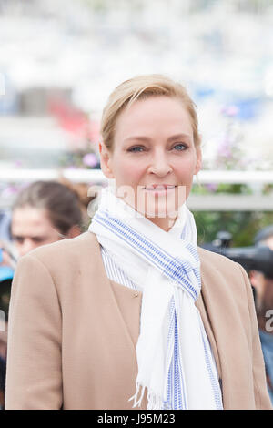 CANNES, Francia - 18 Maggio: attrice Uma Thurman assiste la giuria Un Certain Regard Photocall durante il settantesimo annuale di Cannes Film Festival presso il Palais des Festivals il 18 maggio 2017 a Cannes, Francia. Laurent Koffel/Alamy Live News Foto Stock