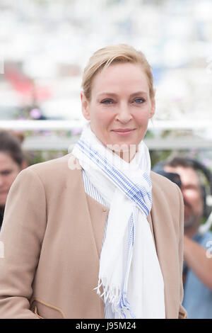 CANNES, Francia - 18 Maggio: attrice Uma Thurman assiste la giuria Un Certain Regard Photocall durante il settantesimo annuale di Cannes Film Festival presso il Palais des Festivals il 18 maggio 2017 a Cannes, Francia. Laurent Koffel/Alamy Live News Foto Stock