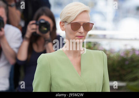 CANNES, Francia - 19 Maggio: Tilda Swinton assiste il 'Okja' photocall durante il settantesimo annuale di Cannes Film Festival presso il Palais des Festivals il 19 maggio 2017 a Cannes, Francia. Laurent Koffel/Alamy Live News Foto Stock