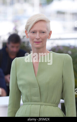 CANNES, Francia - 19 Maggio: Tilda Swinton assiste il 'Okja' photocall durante il settantesimo annuale di Cannes Film Festival presso il Palais des Festivals il 19 maggio 2017 a Cannes, Francia. Laurent Koffel/Alamy Live News Foto Stock