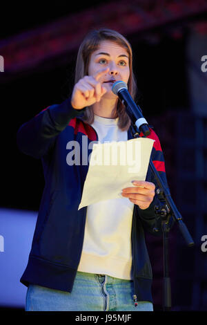 Amburgo, Germania. Il 4 giugno, 2017. Swiss poeta slam Hazel Brugger esegue sul palco il meglio della poesia Slam event ad Amburgo, Germania, il 4 giugno 2017. Foto: Georg Wendt/dpa/Alamy Live News Foto Stock